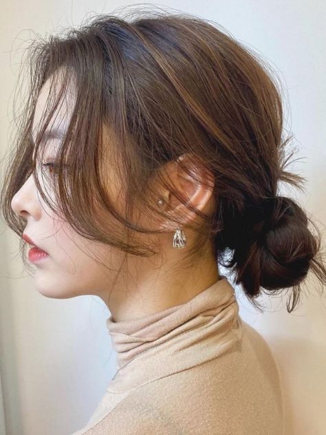 Korean Haircuts For Women, Bun Korean, How To Bun, Korean Haircuts, Korean Bun, Low Bun Wedding Hair, Easy And Beautiful Hairstyles, Korean Hairstyles, Korean Haircut