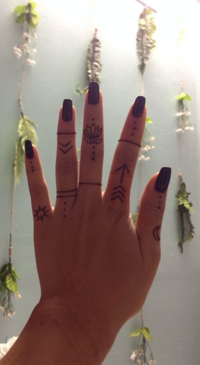 Cute Aesthetic Tattoo, Simple Hand Henna, Lotusblume Tattoo, Small Henna Tattoos, Aesthetic Tattoo Ideas, Small Henna Designs, Cute Henna Designs, Cute Henna Tattoos, Henna Style Tattoos