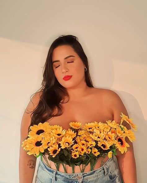 Flower Shirt Photoshoot Plus Size, Plus Size Flower Photoshoot, Denim Photography, Sunflower Photography, Studio Photography Fashion, Beautiful Photoshoot Ideas, Flower Photoshoot, Graduation Picture Poses, Creative Photoshoot Ideas