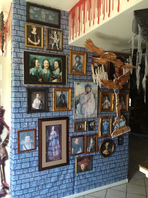 Magalie's wall of pictures. Wall Of Portraits, Diagon Alley Diy, Harry Potter Theme Room, Harry Potter Events, Harry Potter Halloween Decorations, Harry Potter Pumpkin, Harry Potter Party Decorations, Harry Potter Halloween Costumes, Harry Potter 3d