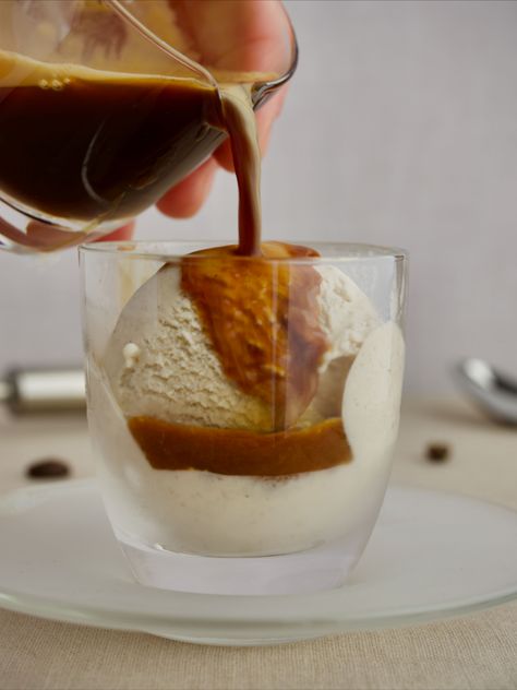 Homemade vegan vanilla ice cream drowned in hot espresso. A super easy, fun and delicious dessert. Italian Affogato Recipe, Pistachio Affogato, Vegan Affogato, Affogato Coffee Photography, Ice Cream With Coffee, Starbucks Affogato, Vegan Vanilla Ice Cream, Espresso Ice Cream, Coffee Around The World