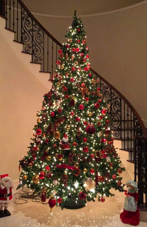 Trad Christmas Tree, Christmas Tree Esthetics, Christmas Tree Outside, Christmas Stairs Decorations, Christmas Tree Inspo, Pretty Christmas Decorations, Red And Gold Christmas Tree, Christmas Dreaming, Christmas Scenery