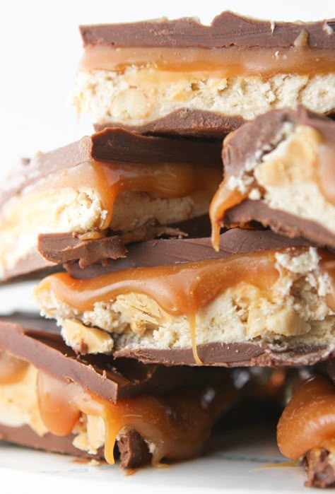 Candy bar fudge Snickers Fudge, Snickers Recipe, Candy Aisle, Homemade Snickers, I Heart Naptime, Homemade Candies, Favorite Candy, Yummy Sweets, Fudge Recipes