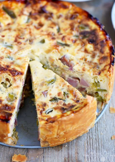 Deep Dish Ham and Asparagus Quiche Cold Brunch Recipes, Ham And Asparagus Quiche, Quiche Chorizo, Ham Quiche Recipe, Ham And Asparagus, Asparagus Quiche Recipes, Vegetarian Quiche Recipes, Cooking Risotto, Ham Quiche