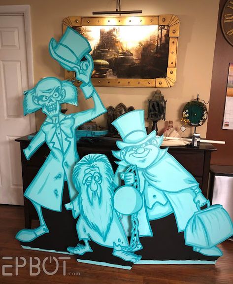 Haunted Mansion Door Decor, Haunted Mansion Decoration, Haunted Mansion Centerpieces, Haunted Mansion House Exterior, Haunted Mansion Outside Decor, Haunted Mansion Front Porch, Diy Disney Haunted Mansion Decor, Haunted Mansion Porch Decor, Haunted Mansion Office Decor