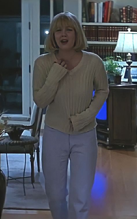 Drew Berry More Scream Costume, Drew Berry More Scream, Cassie Becker Scream Costume, Casey Becker Outfit, Scream 1996 Outfits, Scream Casey Becker Costume, Casey Becker Makeup, Sidney Scream Costume, Scream Movie Outfits