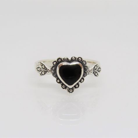 Vintage Sterling Silver Black Onyx Heart Ring ...Marked 925...Total of weights 3.1grams...Size 8...Measure of Face 10.5MM...It's in very good condition. Vintage Gothic Rings, Silver Gothic Jewelry, Spooky Rings, Gothic Rings Engagement, Goth Wedding Ring, Goth Engagement Rings, Black And Silver Jewelry, Black Heart Ring, Goth Rings