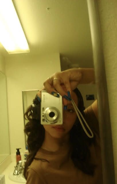 Digital Camera Aesthetic 2000s Photos, Digicam Aesthetic Photos, Camara Digital Aesthetic, Digital Camera Ideas, Digital Camera Photo Ideas, Aesthetic Camera Pictures, Film Camera Selfie, Digital Camera Photos Aesthetic, Camera Girl Aesthetic