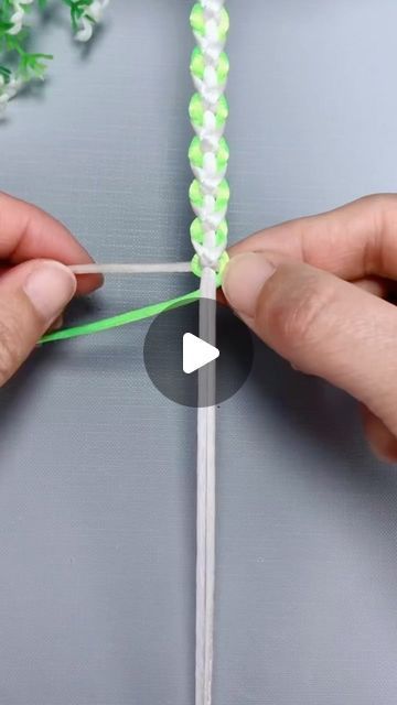 Easy Macrame Bracelet Diy, Diy Bracelets Tutorials Beads, Braided Bracelets With Beads, Diy Braided Bracelet, How To Braid, Diy Friendship Bracelets Tutorial, Macrame Bracelet Diy, Making Bracelets With Beads, Macrame Bracelet Patterns