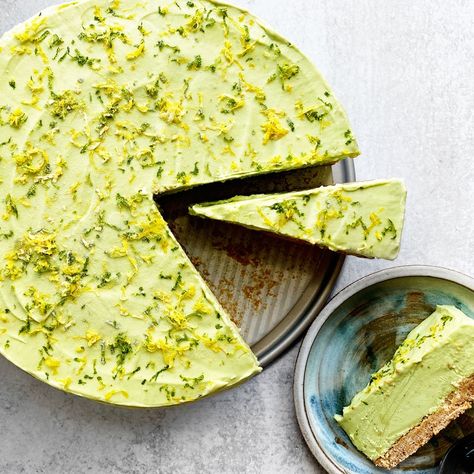 Avocado Cheesecake is the Quick and Easy (and Very Green) Recipe You Need This Week | Epicurious Frozen Avocado, Avocado Cheesecake, Freeze Avocado, Avocado Cake, Twix Bar, Fruit Crumble, Digestive Biscuits, Frozen Cake, Avocado Recipes