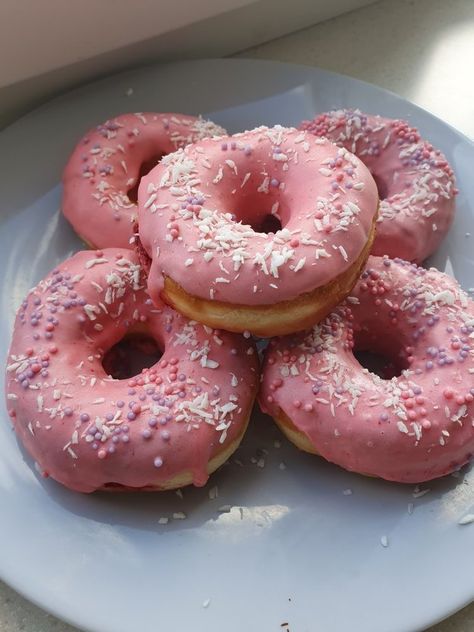 Pink Doughnut Aesthetic, Pink Doughnuts, Pink Dessert, Sweet Sixteen Birthday Party Ideas, Aesthetic Foods, Bakery Foods, Pink Desserts, Doughnut Shop, Delicious Deserts