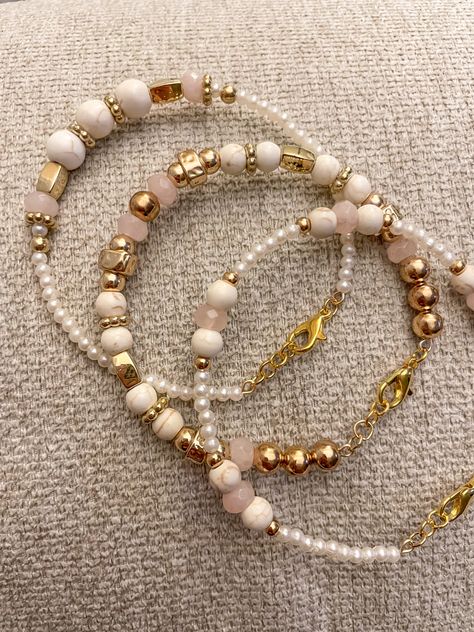 Elastic Wire Bracelet, Braclets Ideas Gold For Women, Braclets Ideas Gold, Aesthetic Bead Bracelet Ideas, Homemade Bracelet, Neutral Bracelets, Beige Bracelet, White Beads Bracelet, Homemade Bracelets