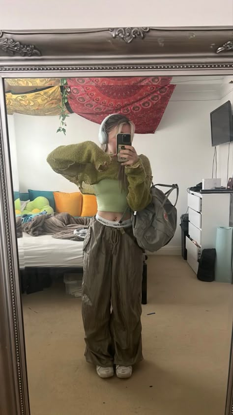 Parachute Baggy Pants Outfit, Green Parachute Pants Outfit Y2k, Outfit Inspo Baggy Pants, Y2k Outfits Green Pants, Outfits With Baggy Cargo Pants, Streetwear Parachute Pants, Cute Parachute Pants Outfits, Baggy Pants Women Outfit, Light Green Parachute Pants Outfit