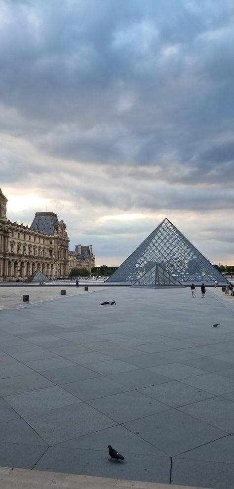 Being at the Louvre museum in Paris France fake snap Fake Streaks, Paris Snap, France Louvre, Trocadero Paris, Fake History, Bmw Key, Paris Flowers, Museum In Paris, Fake Insta