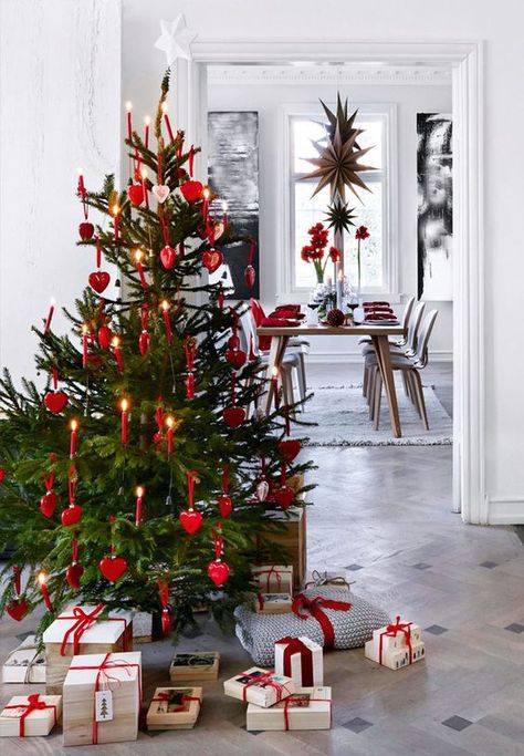 Scandinavian style Christmas tree decorated with red heart ornaments Glamorous Christmas Tree, Scandinavian Christmas Trees, Scandinavian Holidays, Glamorous Christmas, Danish Christmas, Scandinavian Christmas Decorations, Scandinavian Aesthetic, Scandi Christmas, Swedish Christmas