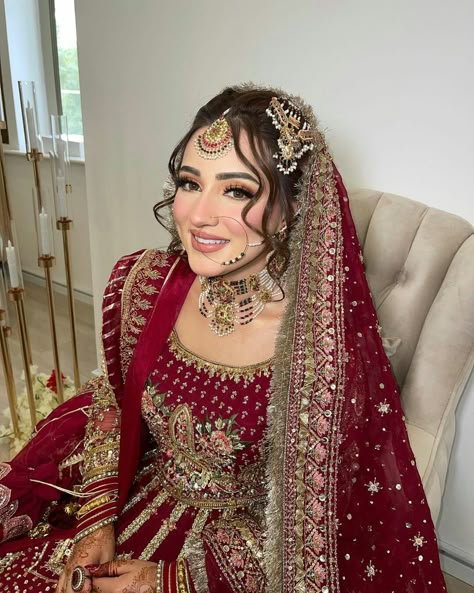 Desi Bridal Makeup, Pakistani Makeup Looks, Pakistani Makeup, Pakistani Bridal Hairstyles, Beautiful Bridal Makeup, Wedding Makeover, Pakistani Bridal Makeup, Red Bridal Dress, Asian Bridal Dresses