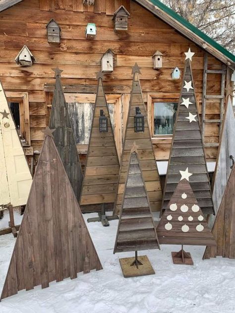 Wooden Christmas Trees Outdoor, Outdoor Wooden Christmas Trees Diy, Outdoor Wooden Christmas Trees, Pallet Trees Christmas, Pallet Christmas Tree Ideas, Tre Kunst, Door Tree, Pallet Christmas Tree, Pallet Christmas