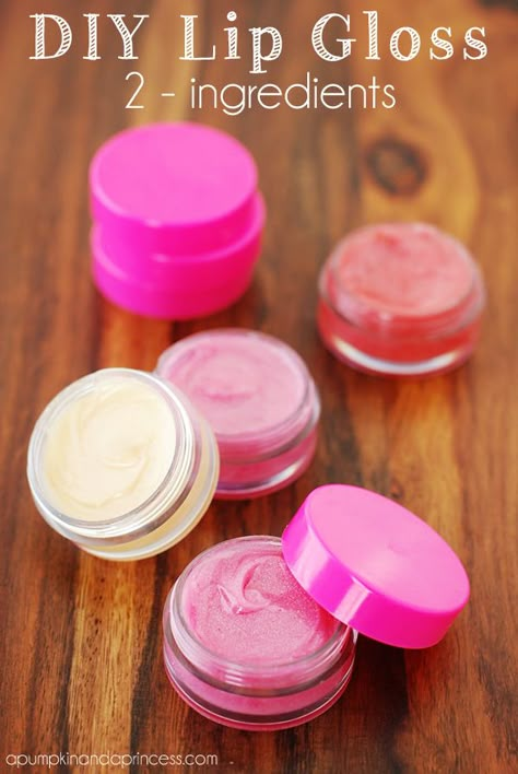 A DIY lip gloss tutorial using only two ingredients! This homemade lip gloss keeps your lips moisturized while adding a hint of color and shimmer just in time for Summer! Lip Gloss Tutorial, Make Lip Gloss, Lip Gloss Recipe, Gloss Diy, Peppermint Lip Balm, Lip Balm Recipes, Homemade Cosmetics, Diy Lip Gloss, Homemade Lip Balm