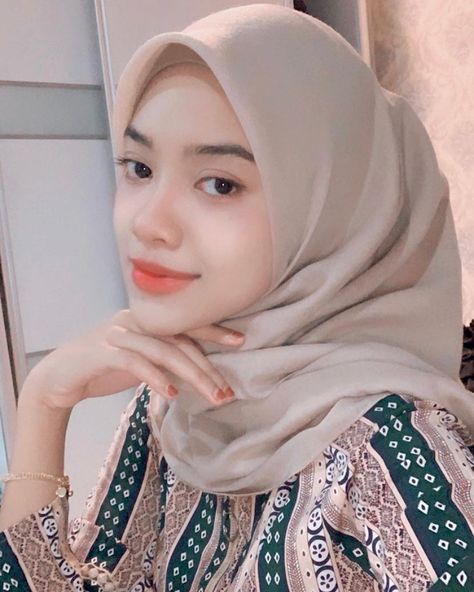 Bella Square, Awek Tudung, Muslim Women Hijab, Beautiful Muslim Women, Ootd Hijab, Muslim Women, Indonesia, Ootd, Lingerie