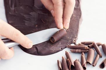 Chocolate curls look great on cakes and here's the easy way to impress. Chocolate Stores, Chocolate Curls, Types Of Chocolate, Chocolate Spread, Cake Decorating Tutorials, Cake Decorating Supplies, Pastry Cake, Best Chocolate, Cooking Techniques