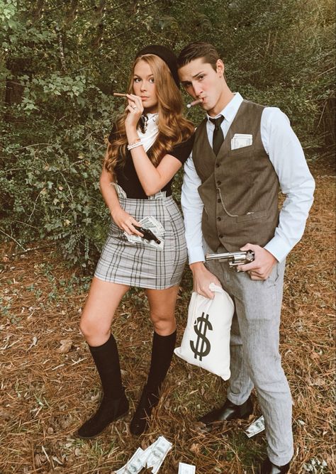 Bonney And Clyde Costume, Bonnie E Clyde Halloween, Bonnie Ans Clyde Halloween Costumes, Bonnie And Clyde Costume Ideas, Bonnie And Clyde Outfit, Mob Couple Costume, Bonnie And Clyde Photoshoot Ideas, Bone And Clyde Costume, Bonny And Clyde Costumes Halloween