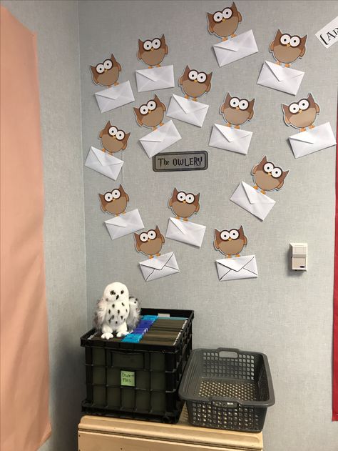 Harry Potter Book Corner Classroom, Harry Potter Classroom Ideas, Harry Potter Owlery, Owlery Harry Potter, Decoracion Harry Potter, Harry Potter Classroom Door, Classroom Harry Potter, Harry Potter Door Decorations, Harry Potter Classroom Decorations