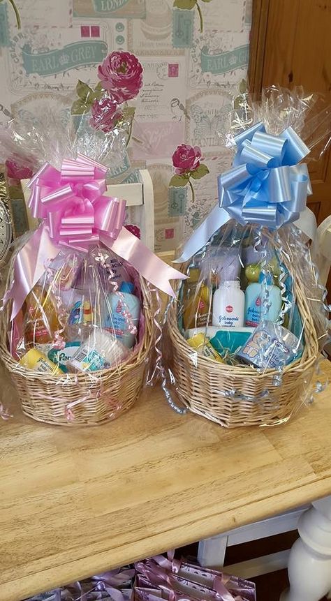 Hampers Ultah Anak, Baby Shower Hamper Gift Basket Ideas, Baby Hampers Ideas Gift, Baby Gift Packing Ideas, Baby Hamper Ideas, Newborn Diaper Bag Essentials, Hampers Bayi, Newborn Diaper Bag, Must Haves Newborn