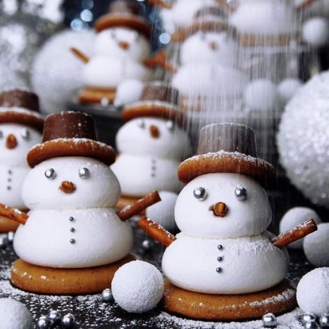 Creative snowman recipes for christmas Best Christmas Cookie Recipes, Snowman Treats, Holiday Baking Christmas, Best Christmas Cookie Recipe, Christmas Cookie Recipes, Snowman Cookies, Christmas Cookie Exchange, Best Christmas Cookies, Xmas Cookies