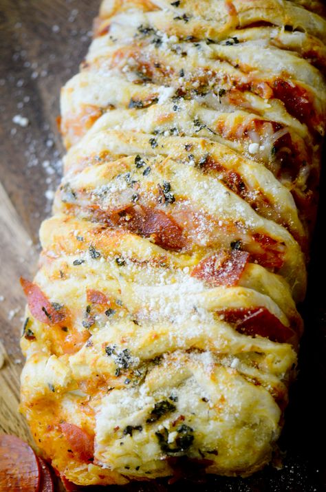 Pizza Pull Apart, Pull Apart Recipes, Bread Pull Apart Recipes, Pizza Appetizers, Canned Biscuits, Cheesy Bread, Pizza Recipes Homemade, Pull Apart Bread, Monkey Bread