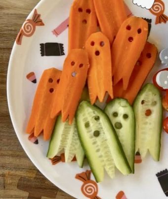 Veggie Plate, Easy Halloween Snacks, Halloween Buffet, Halloween Lunch, Fest Mad, Halloween Food Appetizers, Halloween Fest, Decorações Com Comidas, Halloween Party Snacks