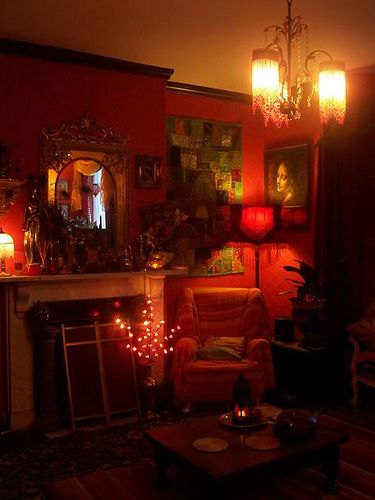 cosy living room | Flickr - Photo Sharing! Whimsigothic Dining Room, Whimsigoth Dining Table, Whimsigothic Living Room, Grunge Dining Room, Whimsigoth Dining Room, Witchy Dining Room, Blurry Pictures, Cosy Living Room, Design Exterior