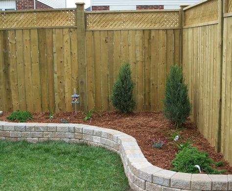 Privacy fence landscaping idea Corner Flower Bed, Privacy Fence Landscaping, Landscaping Along Fence, Easy Backyard, Fence Landscaping, Have Inspiration, Backyard Fences, Garden Edging, Backyard Makeover