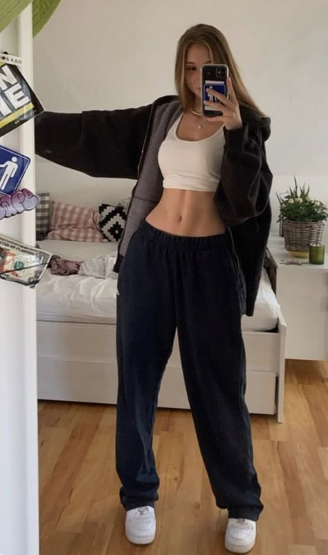 Black Sweatpants Outfit, Crop Top And Sweatpants, Basic Girl Outfit, Lazy Outfits, Crop Top Outfits, Swaggy Outfits, Basic Outfits, Teenage Fashion Outfits, Fit Ideas