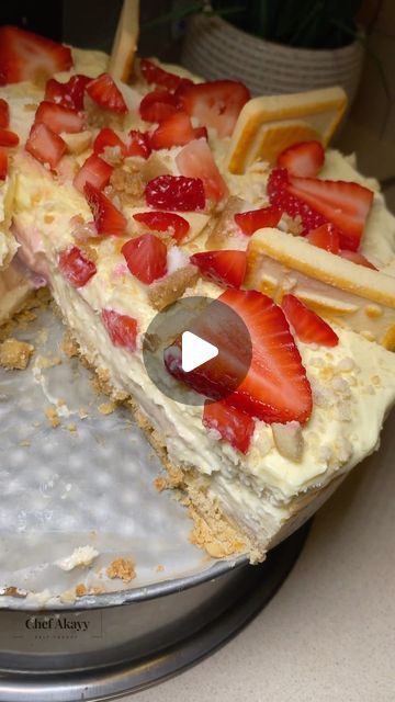 Strawberry Cookie Pudding, Chessmen Banana Pudding Recipe, Strawberry Banana Pudding Cheesecake, Strawberry Cheesecake Banana Pudding, Box Banana Pudding, Strawberry Cheesecake Pudding, Desserts With Cream Cheese, Chessman Banana Pudding, Strawberry Banana Cake