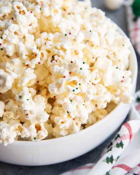 This White Chocolate Popcorn is the perfect sweet and salty snack! It's crunchy popcorn coated in smooth white chocolate is a perfect treat for a party, or edible gift. Pioneer Woman White Chocolate Popcorn, White Chocolate Popcorn Christmas, Christmas Salty Snacks, Almond Bark Popcorn, Popcorn Bark, White Chocolate Popcorn Recipe, Chocolate Covered Popcorn, White Chocolate Popcorn, Hot Chocolate Spoons