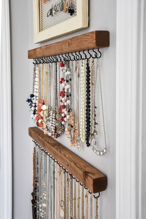 18 PRACTICAL AND CUTE CLOSET ORGANIZATION IDEAS - Stylin by Sarita Easy Diy Jewelry Organizer Wall, Simple Room Organization Ideas, Small Apartment Shelving Ideas, Diy Jewlerie Organization, Hanging Necklaces Ideas, Cute Small Closet Ideas, Closet Jewelry Organization, Cute Closet Organization, Accessories Storage Ideas