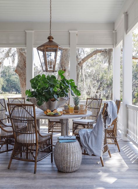 Low Country Homes, Southern Living Idea House, Southern Cottage, Southern Living Homes, Country Interior, House Blend, Living Room Ceiling, Amelia Island, Southern Home