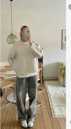 Winter Going Out Outfits, Mantel Outfit, Looks Adidas, 00s Mode, Pullovers Outfit, Winter Outfits Aesthetic, Skandinavian Fashion, Pullover Outfit, Chique Outfits