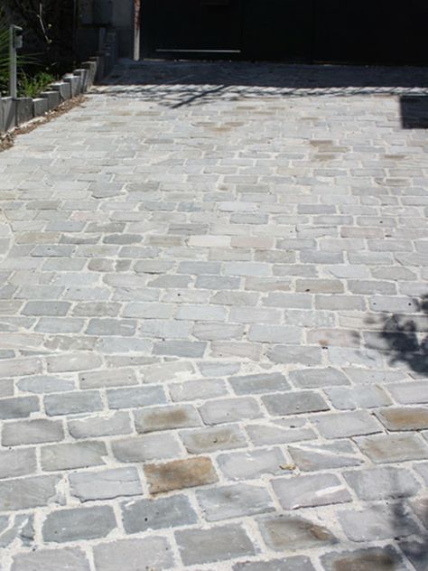 Pebble Driveway, Driveway Paving Stones, Front Garden Ideas Driveway, Garden Ideas Driveway, Driveway Blocks, Cobblestone Driveway, Grey Paving, Granite Paving, Pavers Backyard