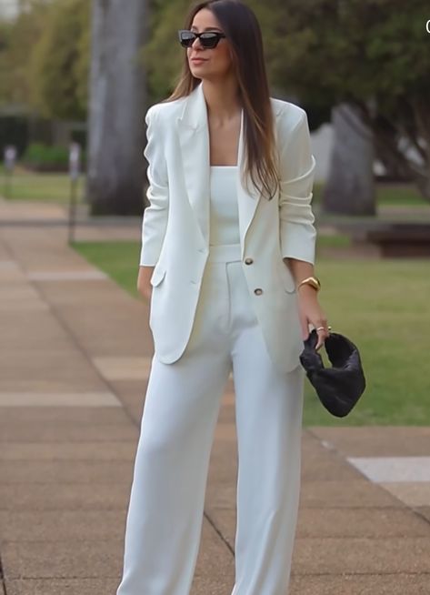 Formal Blazer Looks For Women, White Blazer Formal Outfit Women, White Formal Outfits For Women, Women Suit Outfits Business Formal, White Office Outfits Women, White Formal Outfit Women, Classy Business Outfits Chic, Suit For Graduation For Women, Blazer Blanco Outfit Formal