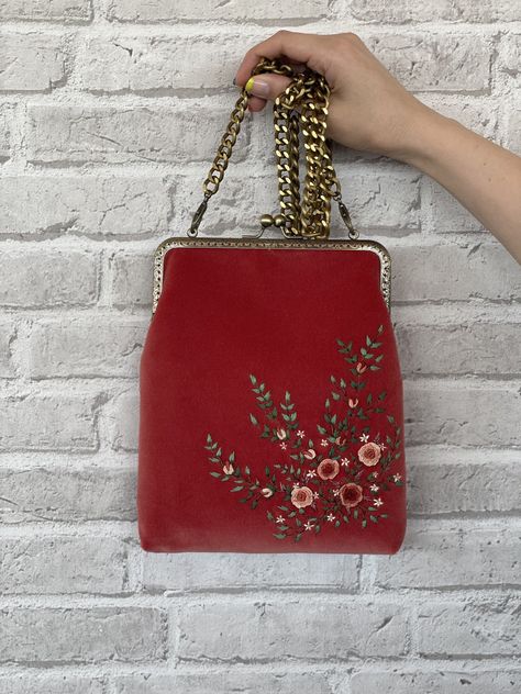 Embroidery On Red Fabric, Hand Bags Ideas, Embroidery Shoulder, Embroidery Purse, Vintage Style Bag, Purse Design, Handbag Sewing Patterns, Clasp Purse, Red Crossbody Bag