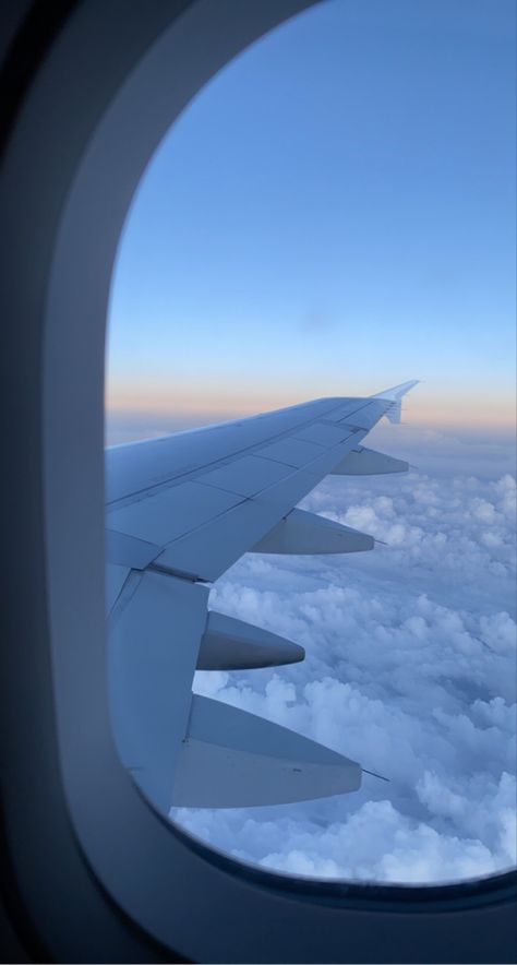 Beautifull airplane picture from august 16th✈️😍 Fake Airplane Snaps, Airplane Picture, Aesthetic Airplane, Plane Pictures, Airplane Aesthetic, Photo Voyage, Plane Flight, Airplane Wallpaper, Travel Picture Ideas