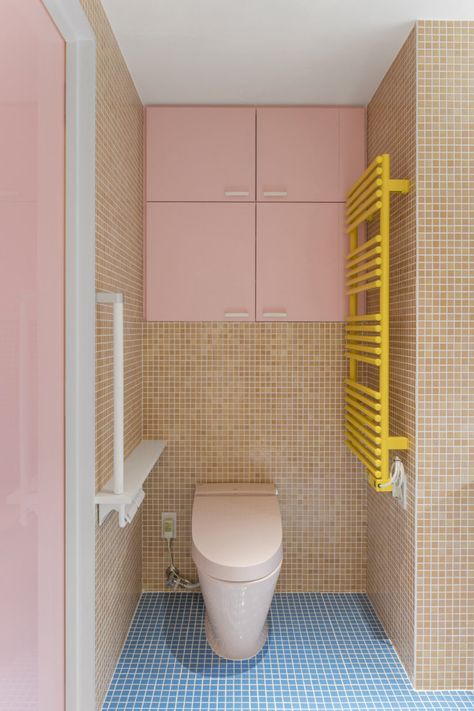 A Palette of Pastels Permeate Prolifically Within This Japanese Apartment Funky Bathrooms, Wc Decoration, Funky Bathroom, Japanese Apartment, Square Mosaic Tile, Tanaman Indoor, Colour Architecture, Ceramic Floor Tiles, Muted Color Palette