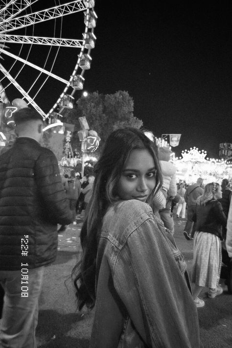 Black and white filter film retro vintage photoshoot ferris wheel amusement park carnival Ferris Wheel Pictures Ideas, Park Asthetic Picture, Theme Park Pose Ideas, Park Pictures Ideas, Instagram Fair Picture Ideas, Amusement Park Pictures Ideas, Fair Photoshoot Ideas, Amusement Park Poses, Carnival Senior Pictures