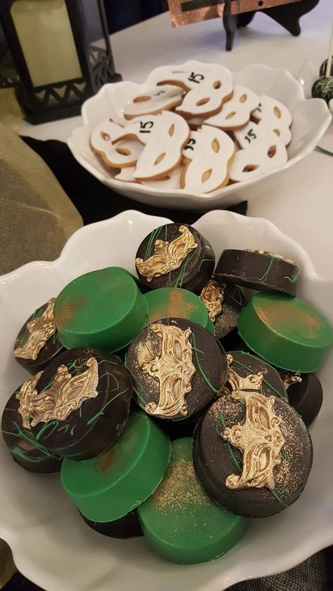 Emerald Green Chocolate Covered Oreos, Dark Green And Gold Cake, Green Chocolate Covered Oreos, Masquerade Party Aesthetic, Cookie Pucks, Green Quinceanera Theme, Sweet 16 Masquerade Party, Fancy Donuts, Green Quinceanera