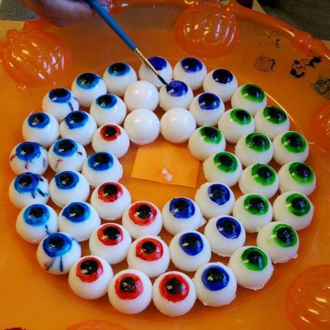 Jello shot eyeballs. I made these for a Halloween party. Found the recipe here: www.myscienceproj... Halloween Jello Shots, Halloween Jello, Recetas Halloween, Bolo Halloween, Jello Shot, Halloween Goodies, Jello Shots, Halloween Drinks, Halloween Snacks