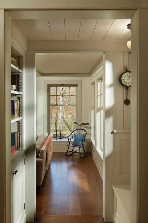 Colonial Home Interior, Room Decor Bedroom Ideas, Colonial House Interior, New England Interior, Pastel Desk, New England House, New England Cottage, Fall Decor Home, New England Colonial