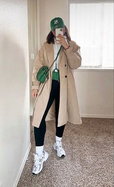 Look Legging, Ny Outfits, Nyc Outfits, New Balance Outfit, Black Leggings Outfit, New York Outfits, Trench Coat Outfit, Winter Fashion Outfits Casual, Europe Outfits