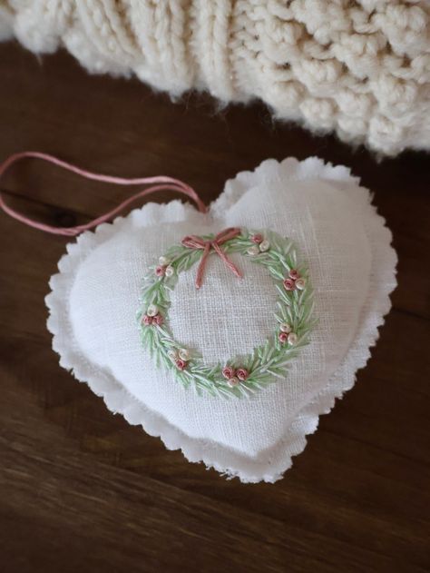 This darling embroidered stuffed hanging heart makes for the perfect shabby chic holiday decor. Wreath is embroidered with a blend of light green and white cotton threads, while small baubles are embroidered with beige and gold rose colors along with bow and string. Sewn with 100% white linen fabric, this heart can be used to hang on your Christmas tree, door, or simply add it to your wall decor. No matter where you decide to hang it, it'll certainly bring warmth and beauty to your space. Measur Embroidered Christmas Baubles, Embroidered Christmas Gifts, Handkerchief Quilt, Embroidery Christmas Ornaments, Shabby Chic Christmas Ornaments, Heart Christmas Tree, Embroidered Ornaments, Sewn Christmas Ornaments, Embroidered Christmas Ornaments