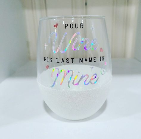 Bride Wine Glass Diy, Glitter Dipped Wine Glasses, Diy Mug Designs, Bride Wine Glass, Mom Wine Glass, Glitter Wine Glasses, Diy Wine Glasses, Glitter Pictures, Cricut Wedding